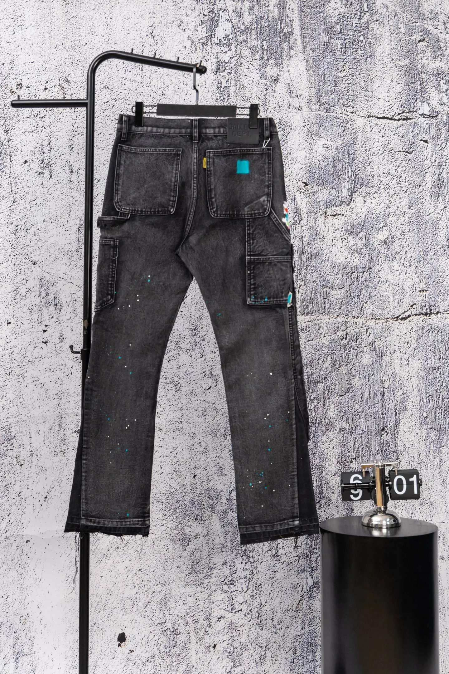 💰260 GALLERY DEPT.25ss new street gradient splash-ink graffiti jeans Gallery Dept. was born in the soil of Los Angeles street culture. With the core concept of "art is daily life", it deeply integrates traditional denim craftsmanship with modern graffiti art. The brand transforms old denim, Vintage T-shirts and other items by hand, giving them personalized elements such as wear, splashing, splicing, etc. Each piece is hand-finished by craftsmen and has both artistic collection value and practical function. In 2021, the joint capsule series with French veteran Lanvin and the cooperation with Chrome Hearts have attracted the attention of the fashion industry, confirming its transformation from an independent studio to an international trend symbol. Gallery Dept. targets the global fashion pioneer group aged 18-35 and positions itself as a "high street art trendy brand". Its core competitiveness lies in: • Cultural symbol output: Through endorsements from stars such as Virgil Abloh, Jennie, and Justin Bieber, it strengthens the brand's benchmark status in the hip-hop and fashion circles. Size: 28-36 Color: gray black
